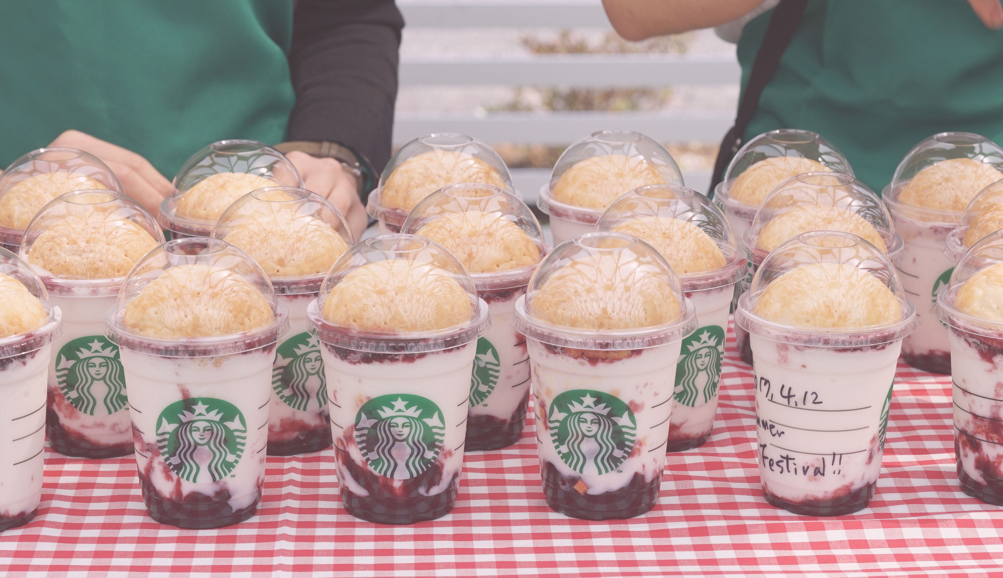 フラペチーノにのったパイをザクザク😆🌟スタバの新感覚フラペチーノ🍓🍒🍧