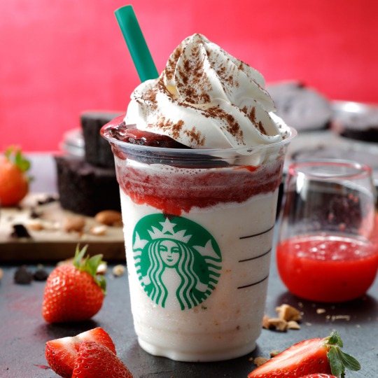 スタバから”チョコレートケーキ”が乗ったフラペチーノ「ストロベリーショット」が新登場⭐️