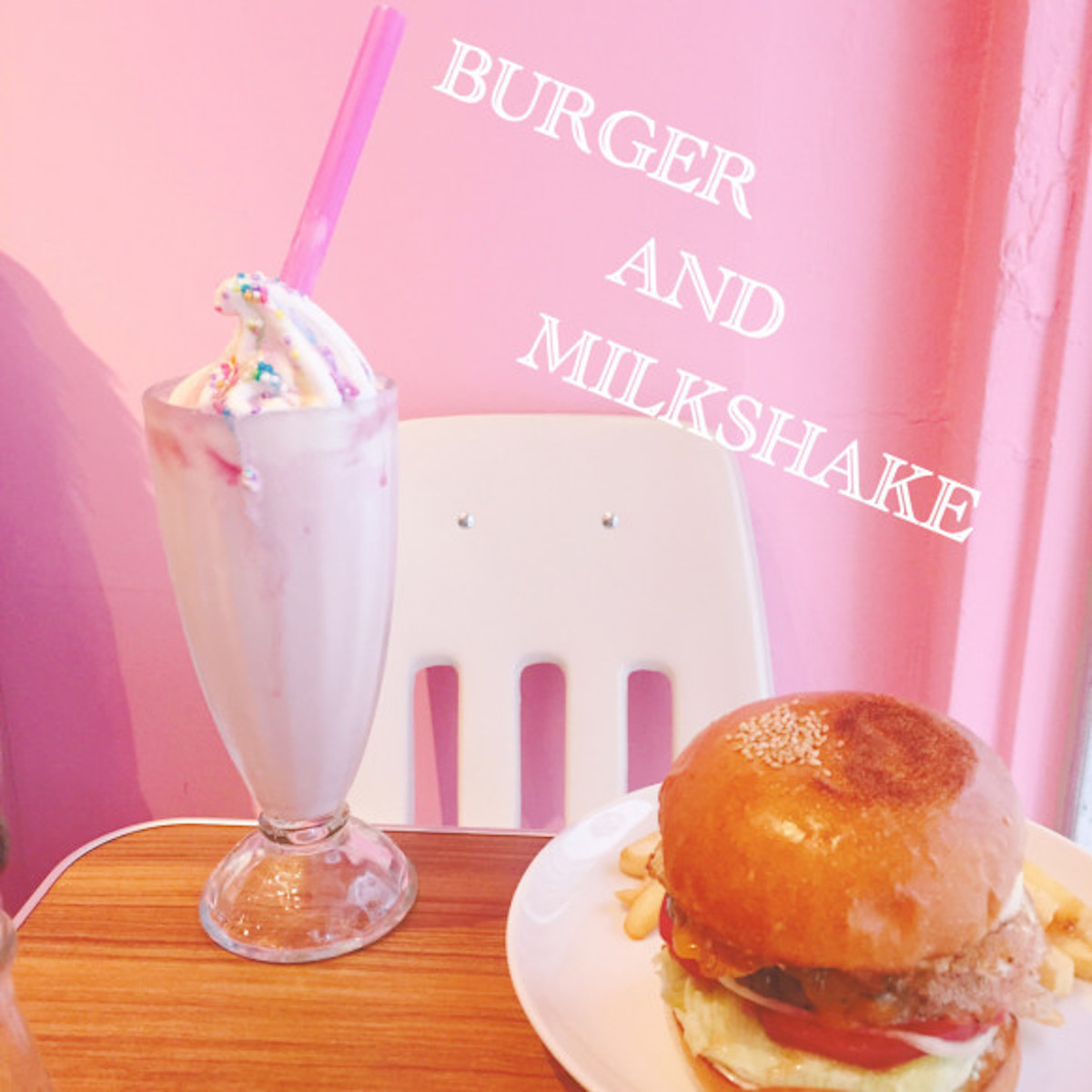 ピンクの壁紙が可愛い💗行列のできるハンバーガー屋さん🍔🍟