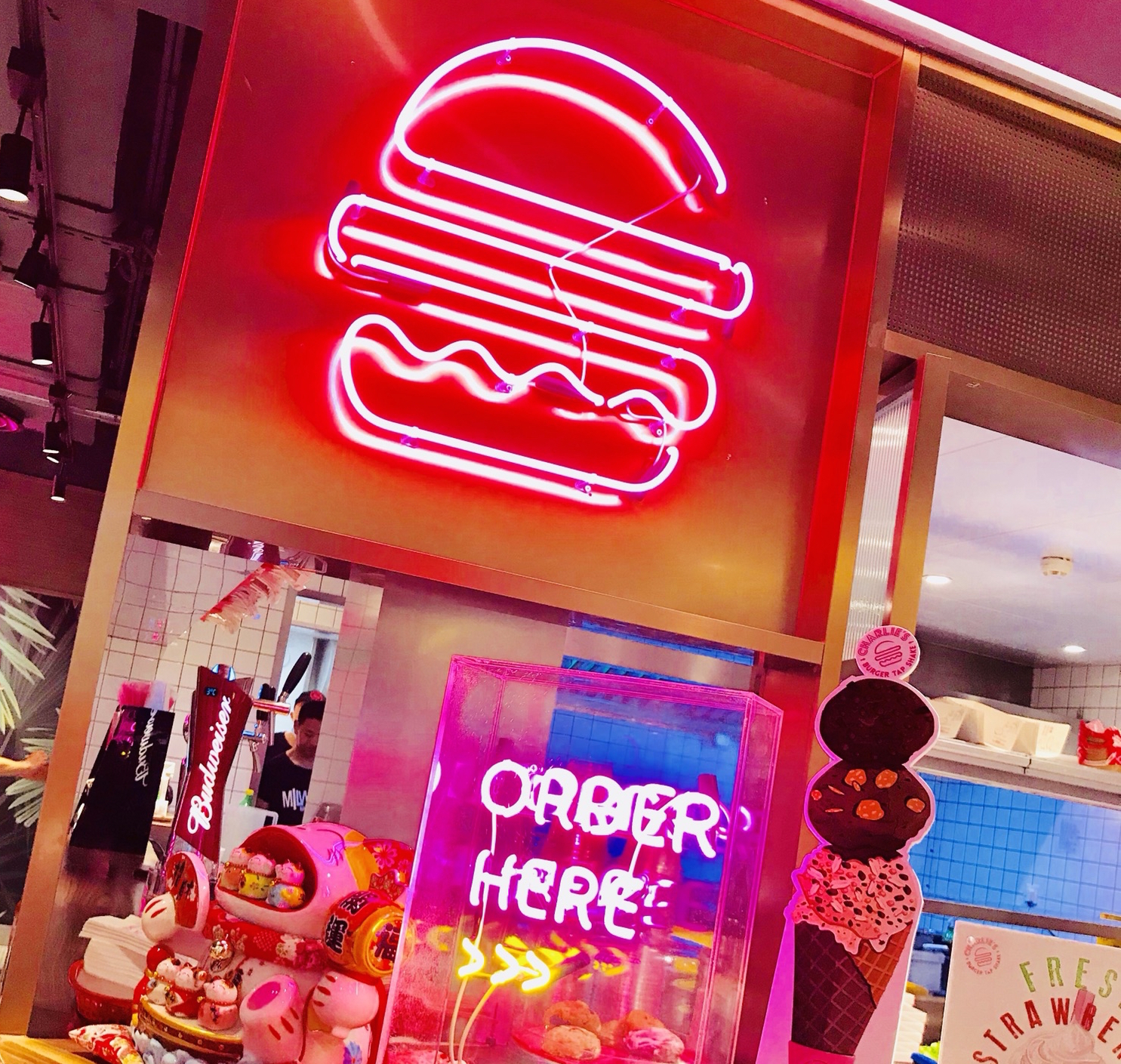 【上海】ネオンが光るおしゃれなお店✨🍔💘