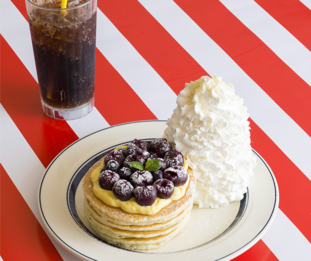 EGGS ‘N THINGSにPOPでキュートな『アメリカンチェリーカスタードパンケーキ』が登場😁🍒🇺🇸