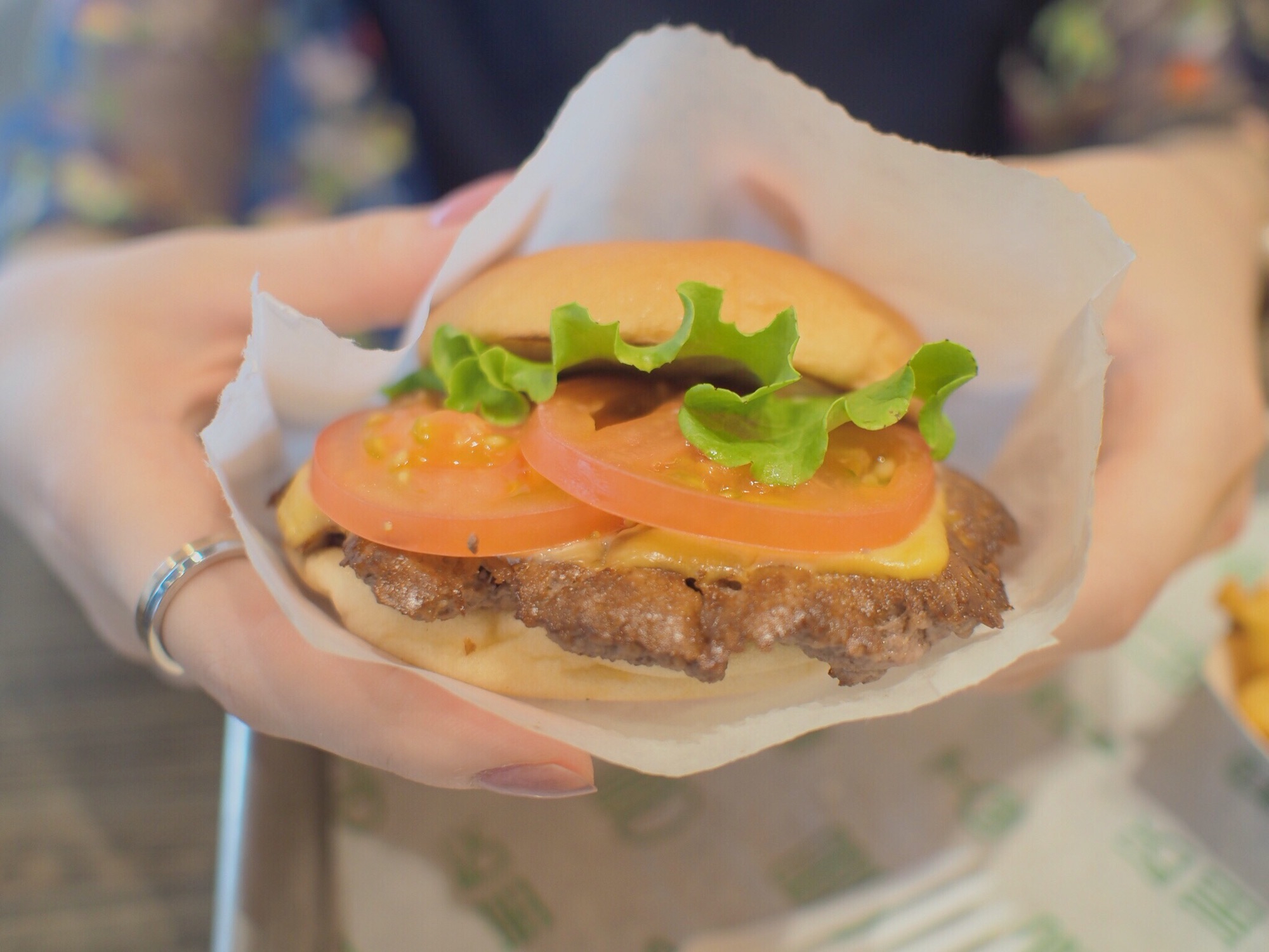 緑のハンバーガーが目印のお店🍔「 SHAKE SHACK」を調査🔎👀