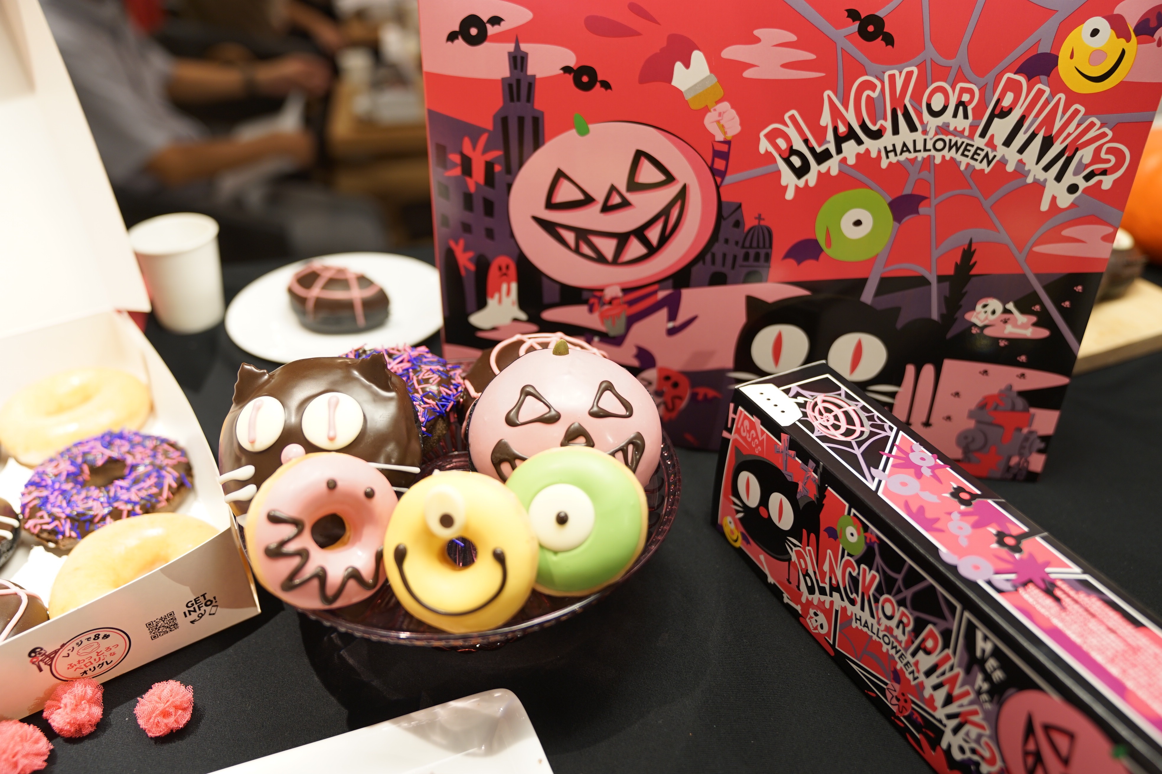 真っ黒なドーナツ！？クリスピークリームの『BLACK OR PINK? HALLOWEEN』が可愛すぎる🎃💕