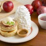 Eggs’n Things からサンクスギビングのアップルパイをモチーフにしたパンケーキ🍎