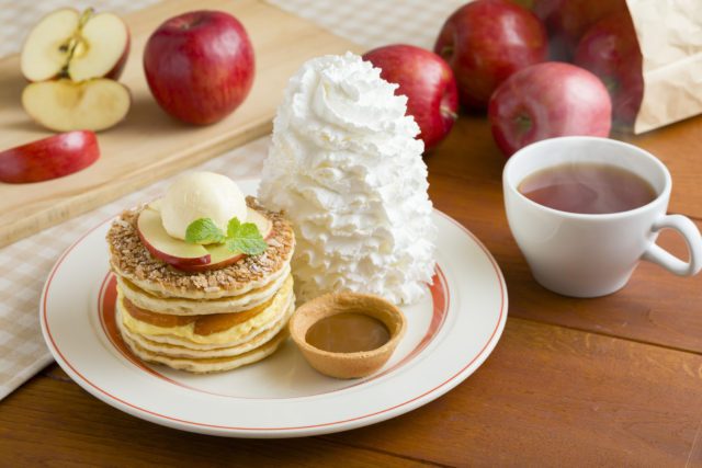 Eggs’n Things からサンクスギビングのアップルパイをモチーフにしたパンケーキ🍎