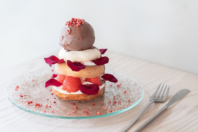 食べられるバラ🌹koe donuts kyotoの「ドーナツメルトパフェ ローズチョコレート」🍩