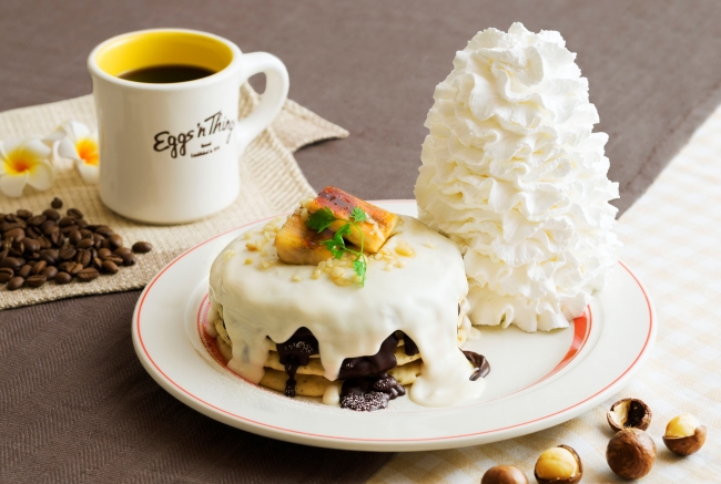 秋限定❤️EGGS ’N THINGSの『マカダミアナッツソースとチョコレートのパンケーキ』🥞🍫