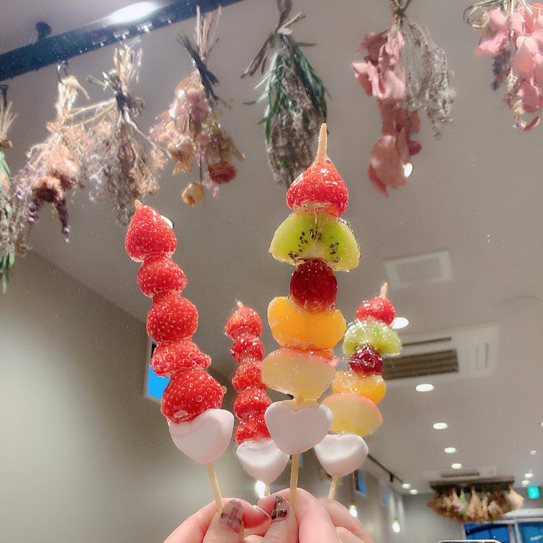 犬山城下町での食べ歩きに♡可愛いフルーツ飴をチェック🍓🍇🧡