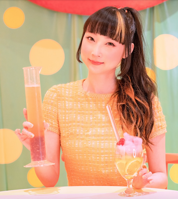 【人気外国人YouTuber “RinRin Doll” × KAWAII MONSTER CAFE】期間限定コラボドリンク「Honey Doll」が発売🍯💗
