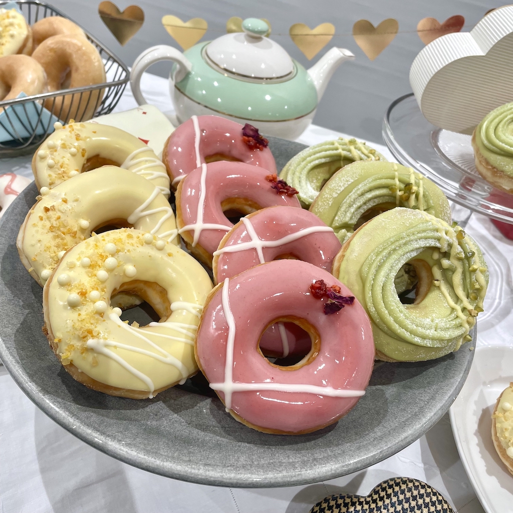 【編集部レポ】KKDJよりバレンタインシーズンに向けて、カラフルなご褒美ドーナツが登場🍩🌈💖