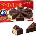 【注目お菓子!!】ブルボンの三角形のチョコレートケーキ「シルベーヌ」を40周年記念パッケージで9月13日(火)に新発売🍰🍫🤎  シルベーヌホワイトミルクも同時発売 🥛🤍