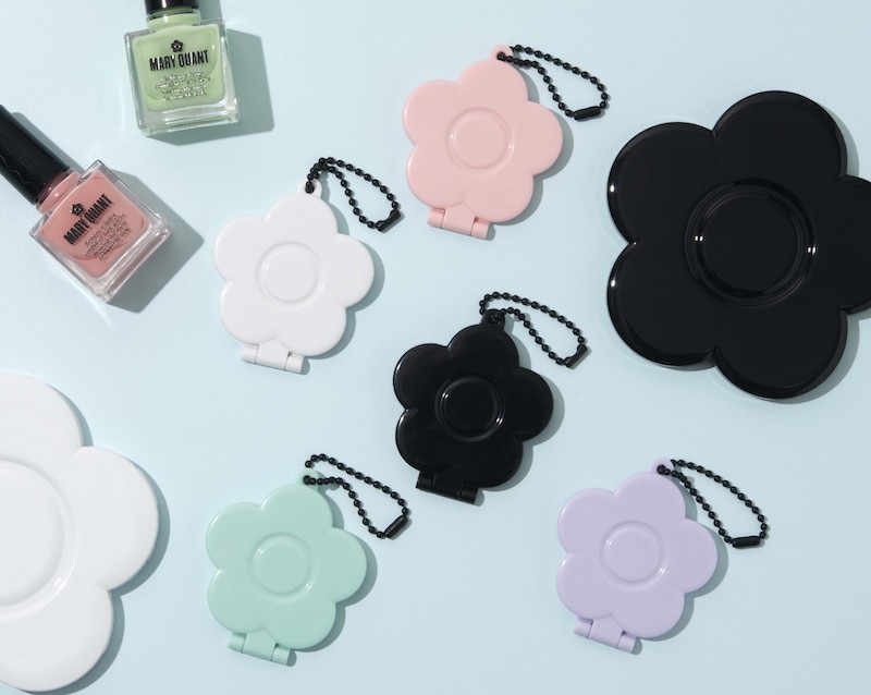 【注目ガチャ!!】MARY QUANTが「ガシャポン®」に初登場🌼『MARY QUANT(マリークヮント)ミニチュアミラーチャーム』を2月第2週より順次発売😽🖤🎶