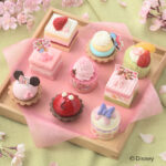 【銀座コージーコーナー】ミッキー&フレンズがお花見を楽しむ様子がかわいい9つのプチケーキアソートが3月15日(金)に発売🐭🌸🍰💖