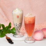 【新作ドリンク!!】台湾カフェ「春水堂(チュンスイタン)」から桃の旨みがぎゅっと！『白桃タピオカミルクティー』『白桃ベリージャスミンティー』を5月7日(水)季節限定販売☺️🍑🤍✨